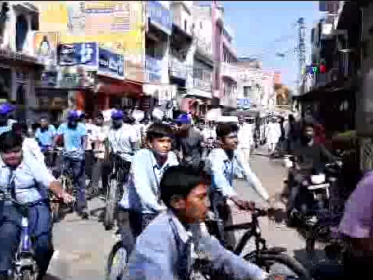 Sikar news: मतदाताओं जागरूक करने के लिए स्कूली बच्चों ने निकाली साइकिल रैली 