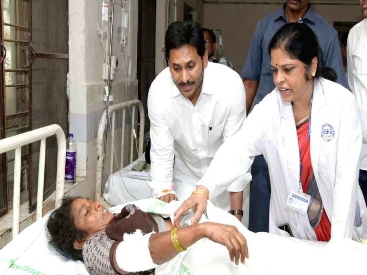 Train Accident: CM जगनमोहन रेड्डी ने अस्पताल का किया दौरा; घायलों से मुलाक़ात कर जाना हाल