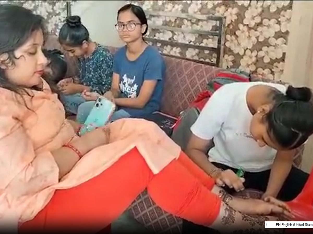 ब्यूटी पार्लर में घुसकर मुस्लिम लड़के-लड़की ढूंढ रहे हैं बजरंग दल के लोग, मेंहदी पर पाबंदी ब्यूटी पार्लर में घुसकर मुस्लिम लड़के-लड़की ढूंढ रहे हैं बजरंग दल के लोग, मेंहदी पर पाबंदी
