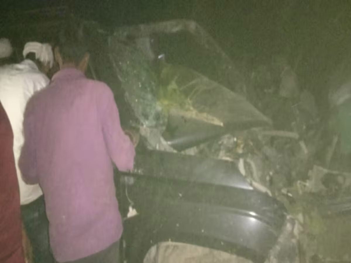Hardoi Accident: सवायजपुर इलाके में भयानक एक्सीडेंट, गाड़ी काटकर निकालने पड़े शव