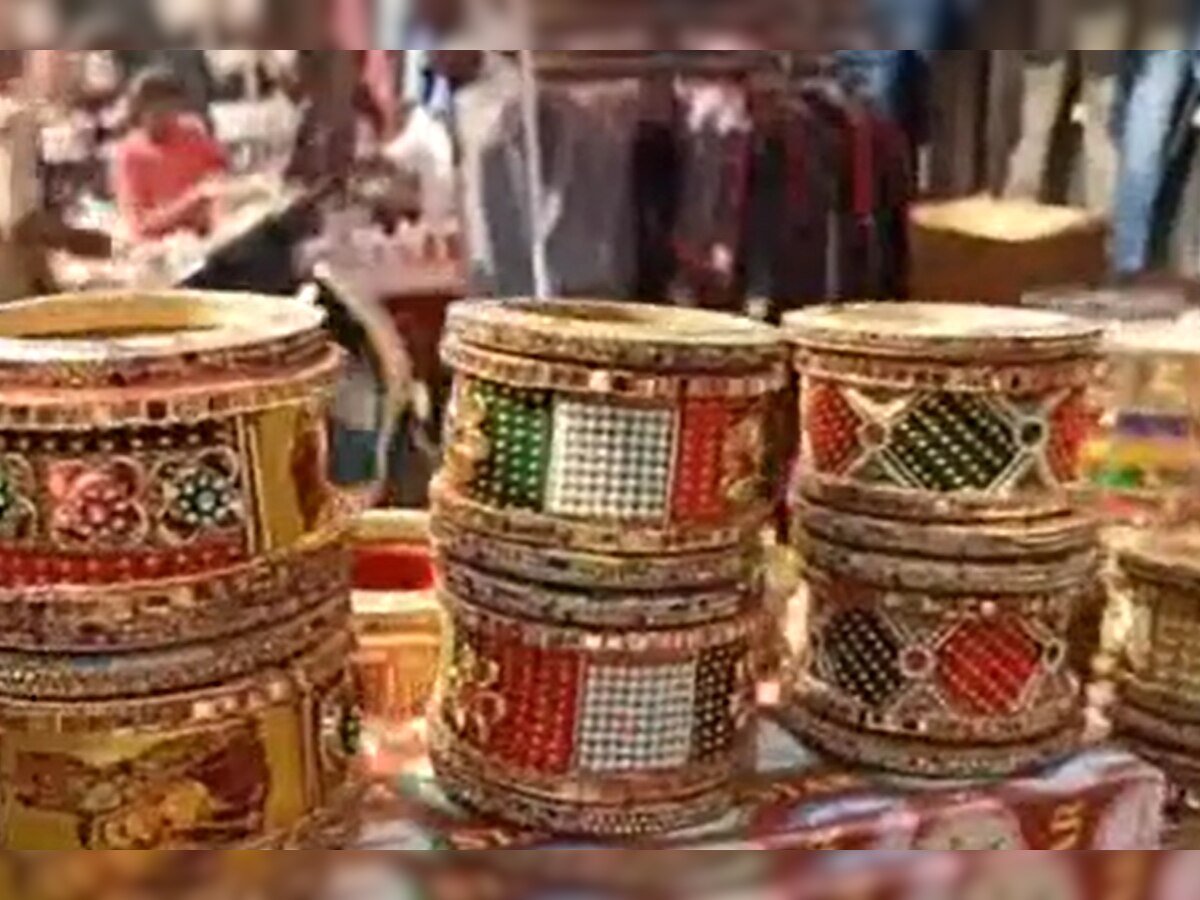 Karwa Chauth 2023: करवा चौथ पर दुल्हन की तरह सजे बाजार, महिलाएं खूब कर रही हैं शॉपिंग 