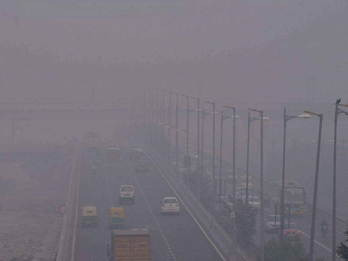 Delhi-NCR Pollution: दिल्ली में जहरीली हवाओं का सितम कुछ दिन और रहेगा बरकरार, जानें आज के मौसम का हाल