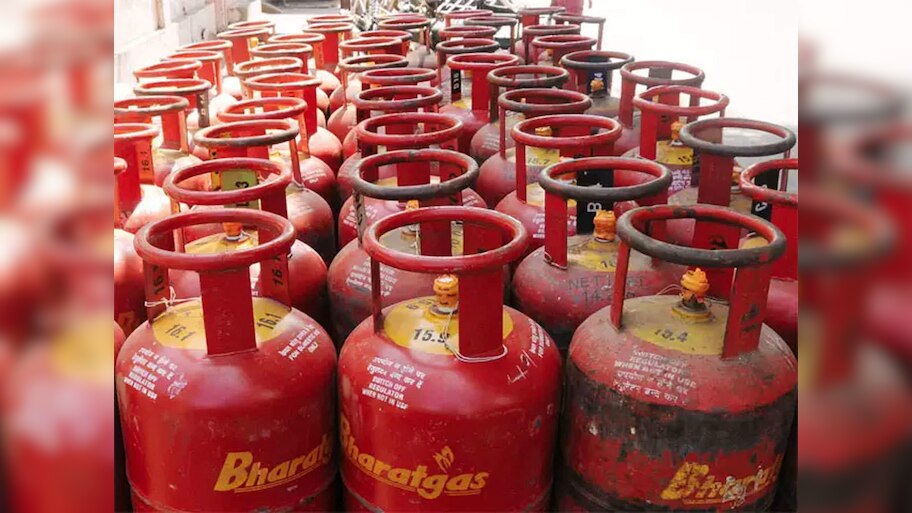 LPG Price Hike: गैस सिलेंडर फिर हुआ महंगा, नए महीने से लागू होंगी नई कीमत 