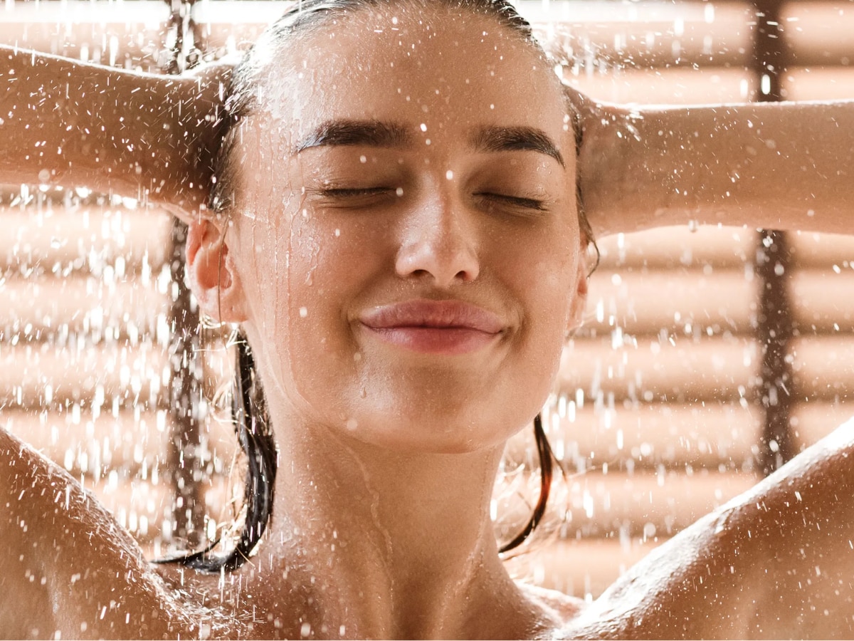 Bathing Tips: नहाने के बाद भी शरीर से आने वाली बदबू होगी खत्म और बाल होंगे मजबूत, घर में बनाएं ये पोटली 