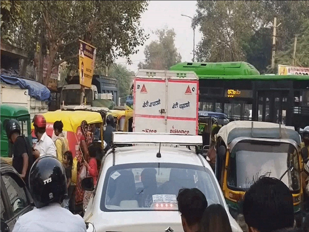 Delhi Traffic: त्योहारों का सीजन शुरू! दिल्ली में लगा इन जगहों पर लंबा जाम, प्रदूषण से कैसे मिलेगा निजात