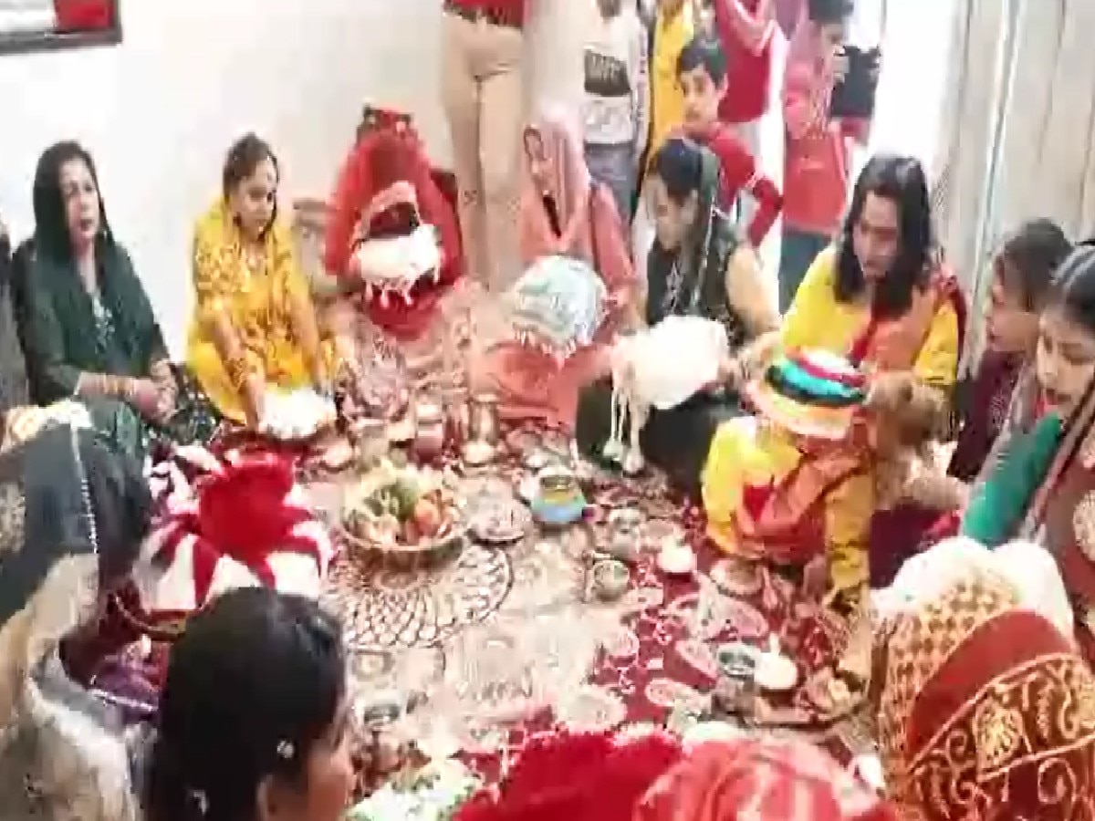 Bhiwani News: सुहागिन महिलाओं ने रखा पति के लिए निर्जला व्रत, गुनगुनाए करवाचौथ के मंगल गीत