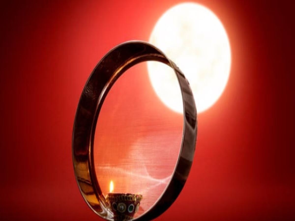 UP karwa chauth moonrise time today live updates: नोएडा-गाजियाबाद में दिखा चांद, इन शहरों में उत्‍सव शुरू 