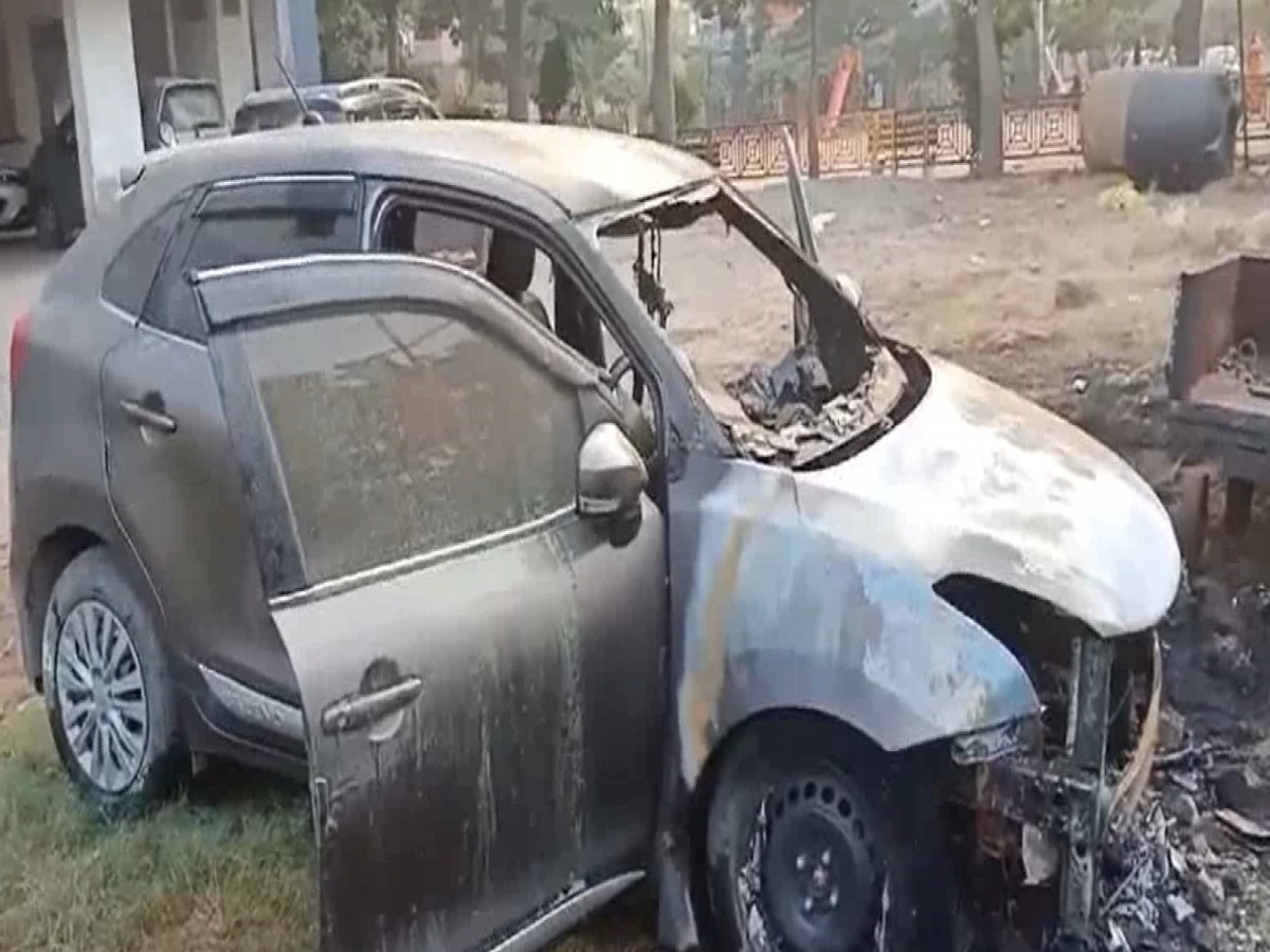 Nalagarh में रोड़ पर खड़ी कार में अचानक लगी आग, हो सकता था बड़ा नुकसान
