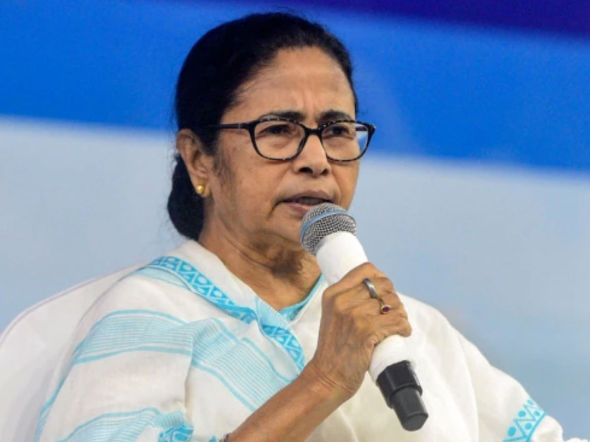 CM ममता बनर्जी पर लगा राष्ट्रगान के अपमान का इल्जाम खारिज; कोर्ट ने शिकायती को दी नसीहत CM ममता बनर्जी पर लगा राष्ट्रगान के अपमान का इल्जाम खारिज; कोर्ट ने शिकायती को दी नसीहत