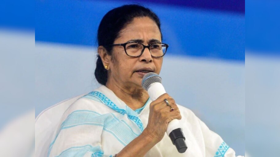 CM ममता बनर्जी पर लगा राष्ट्रगान के अपमान का इल्जाम खारिज; कोर्ट ने शिकायती को दी नसीहत
