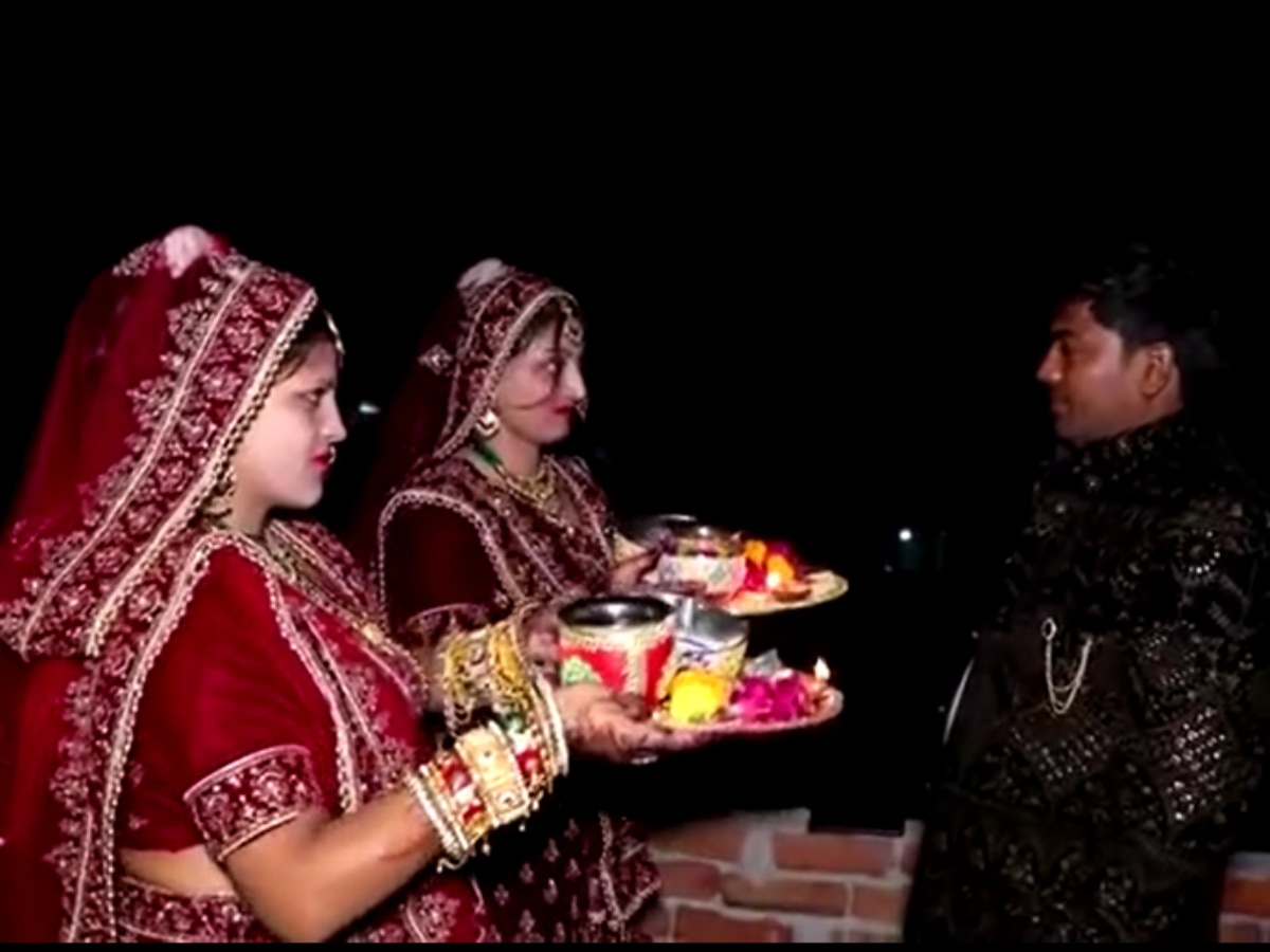 Agra: आगरा के शख्स ने दो बीवियों के साथ मनाया करवा चौथ, एक परिवार की पसंद तो दूसरी मोहब्बत की निशानी