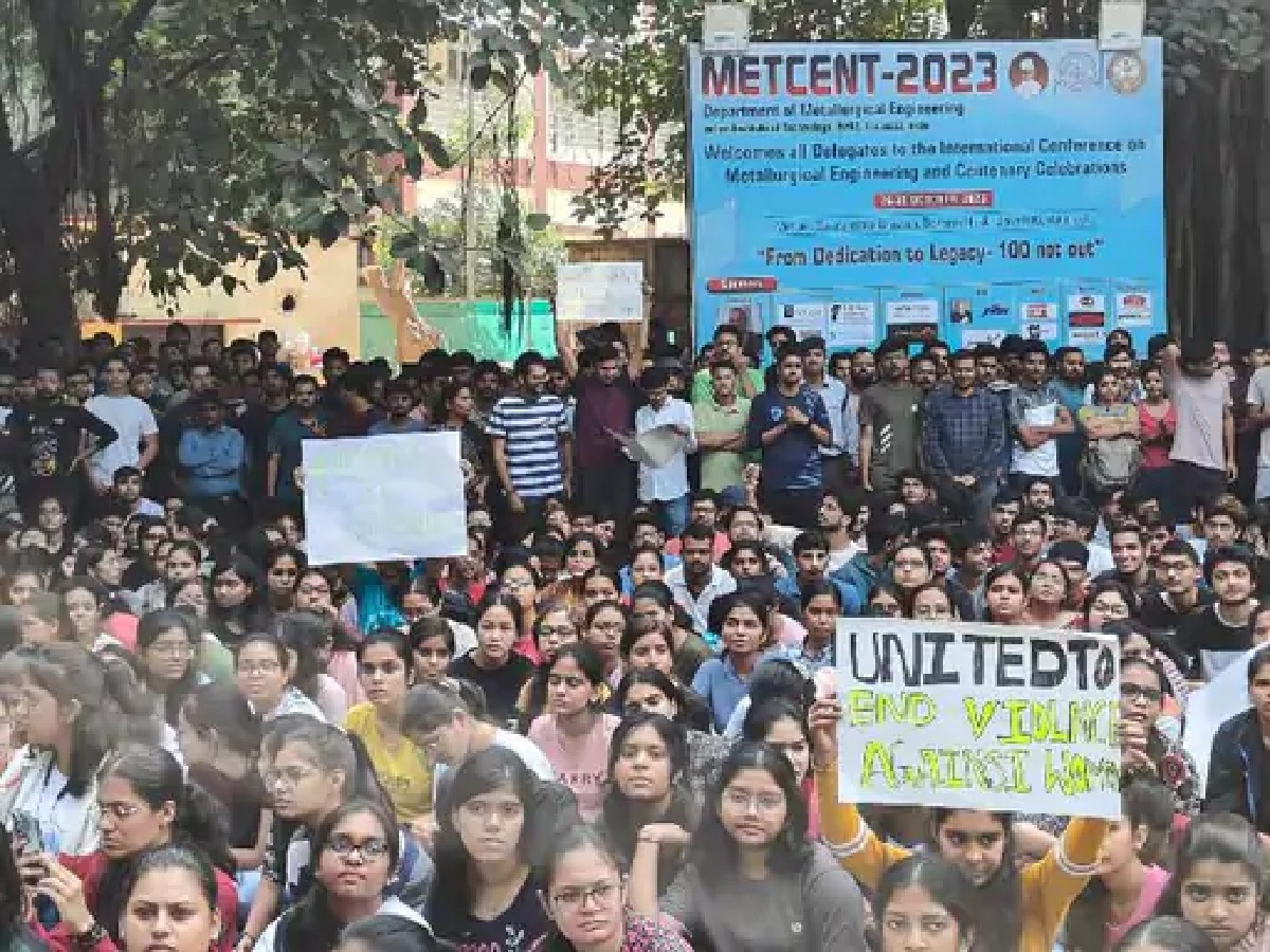 Varanasi News: बनारस में IIT की छात्रा से गन प्‍वॉइंट पर छेड़छाड़, सड़क पर उतरे छात्रों ने की ये मांग