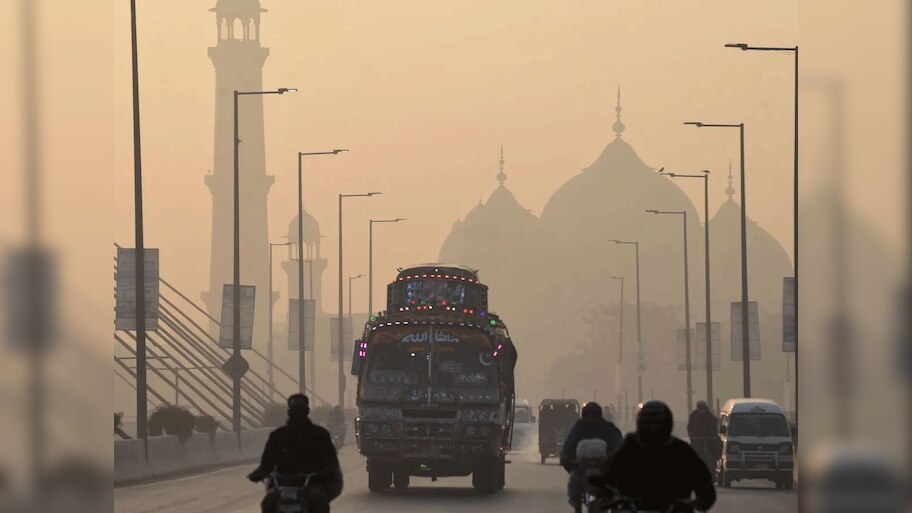 Pakistan News: लाहौर बना दुनिया का सबसे प्रदूषित शहर, सरकार ने लगाया 'स्मॉग आपातकाल' 