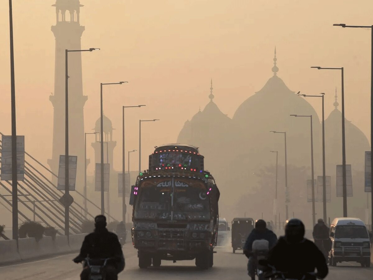 Pakistan News: लाहौर बना दुनिया का सबसे प्रदूषित शहर, सरकार ने लगाया 'स्मॉग आपातकाल' 