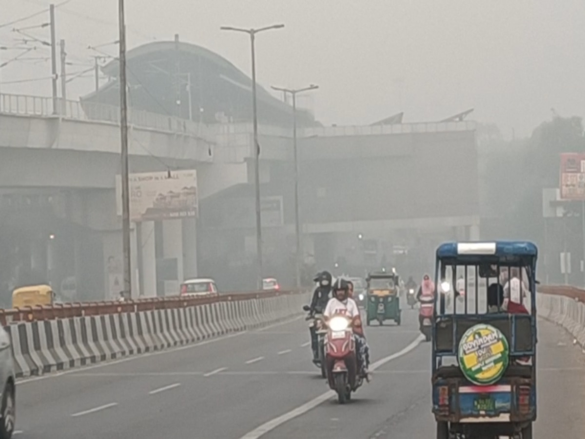 Delhi Pollution: दिल्ली में दमघोंटू हवा ने बढ़ाई लोगों की मुश्किलें, हो सकता है GRAP-4 लागू 