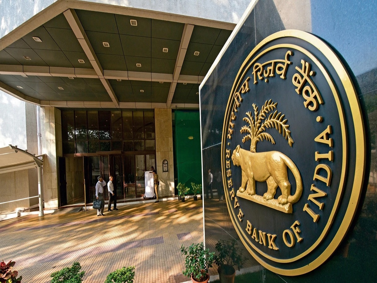 बैंकों पर बड़ी कार्रवाई! RBI ने PNB और फेडरल बैंक पर लगाया जुर्माना, ग्राहकों पर क्या होगा असर?
