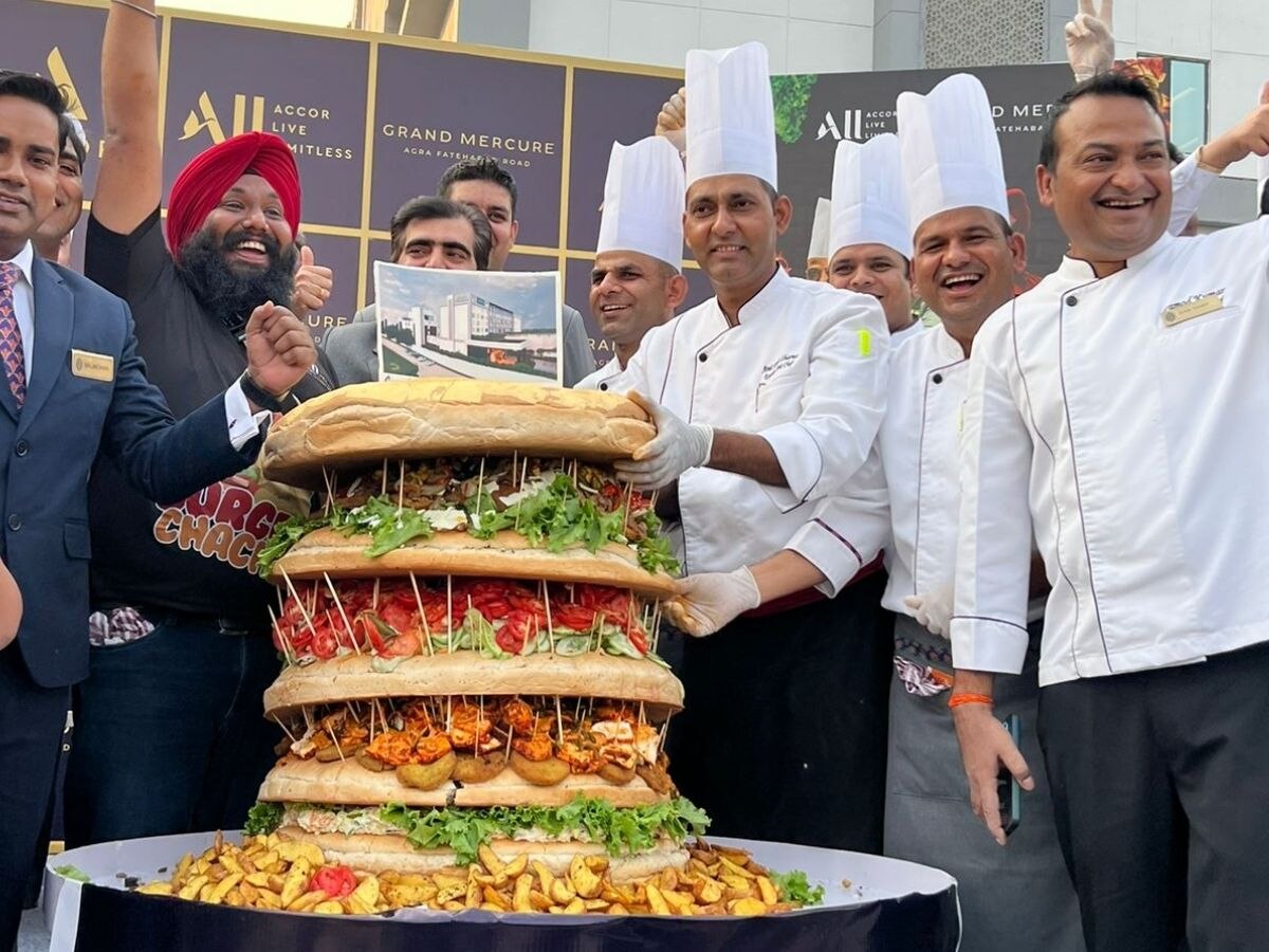 World Biggest Burger: ਪੰਜਾਬ ਦੇ 'Burger Chachu' ਨੇ ਬਣਾਇਆ 100 ਕਿਲੋ ਦਾ Burger, ਸੋਨੇ ਦੀ ਬਰਕ ਨਾਲ ਜੜਿਆ