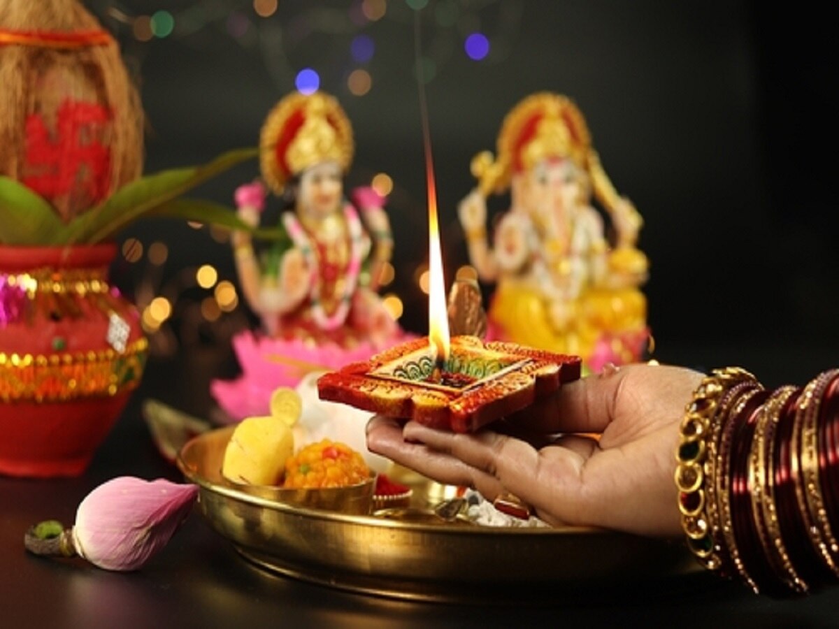 Diwali 2023 Vastu Tips: दिवाली पर घर की इस दिशा में तैयार करें मंदिर, मां लक्ष्मी की बरसेगी कृपा