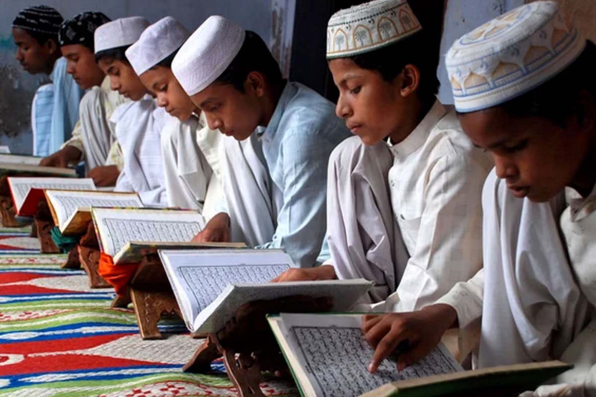 इस राज्य के मदरसों में 700 से ज्यादा पढ़ते हैं हिंदू बच्चे, जांच में हुआ खुलासा इस राज्य के मदरसों में 700 से ज्यादा पढ़ते हैं हिंदू बच्चे, जांच में हुआ खुलासा