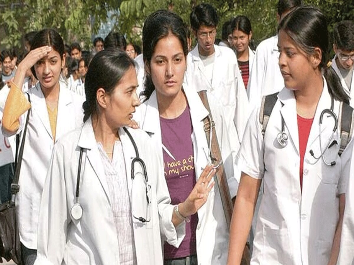 यूपी के मेडिकल कॉलेजों में अब हिंदी में भी होगी पढ़ाई, DGME रखेंगे नज़र