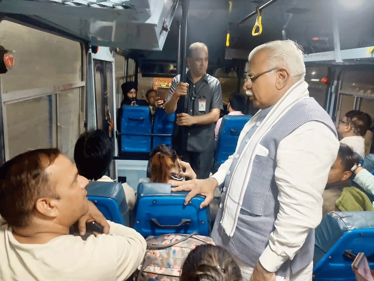 Haryana News: मनोहर लाल ने काफिला छोड़ किया हरियाणा रोडवेज में सफर, यात्रियों संग किया अनुभव साझा