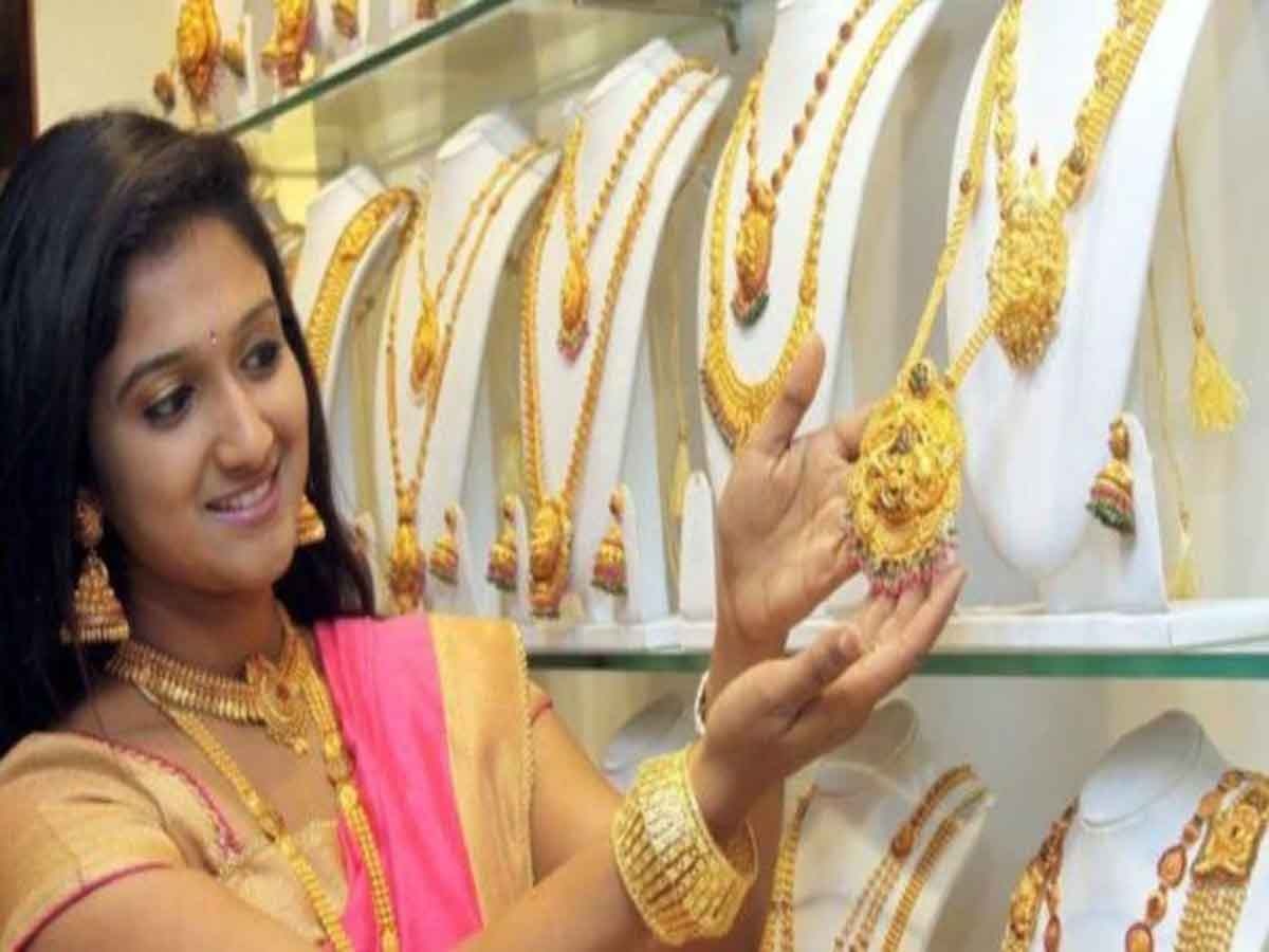 Gold Price Today: धनतेरस से पहले सोने के भाव में आया बड़ा बदलाव, इतने रुपये में मिल रहा 10 ग्राम सोना