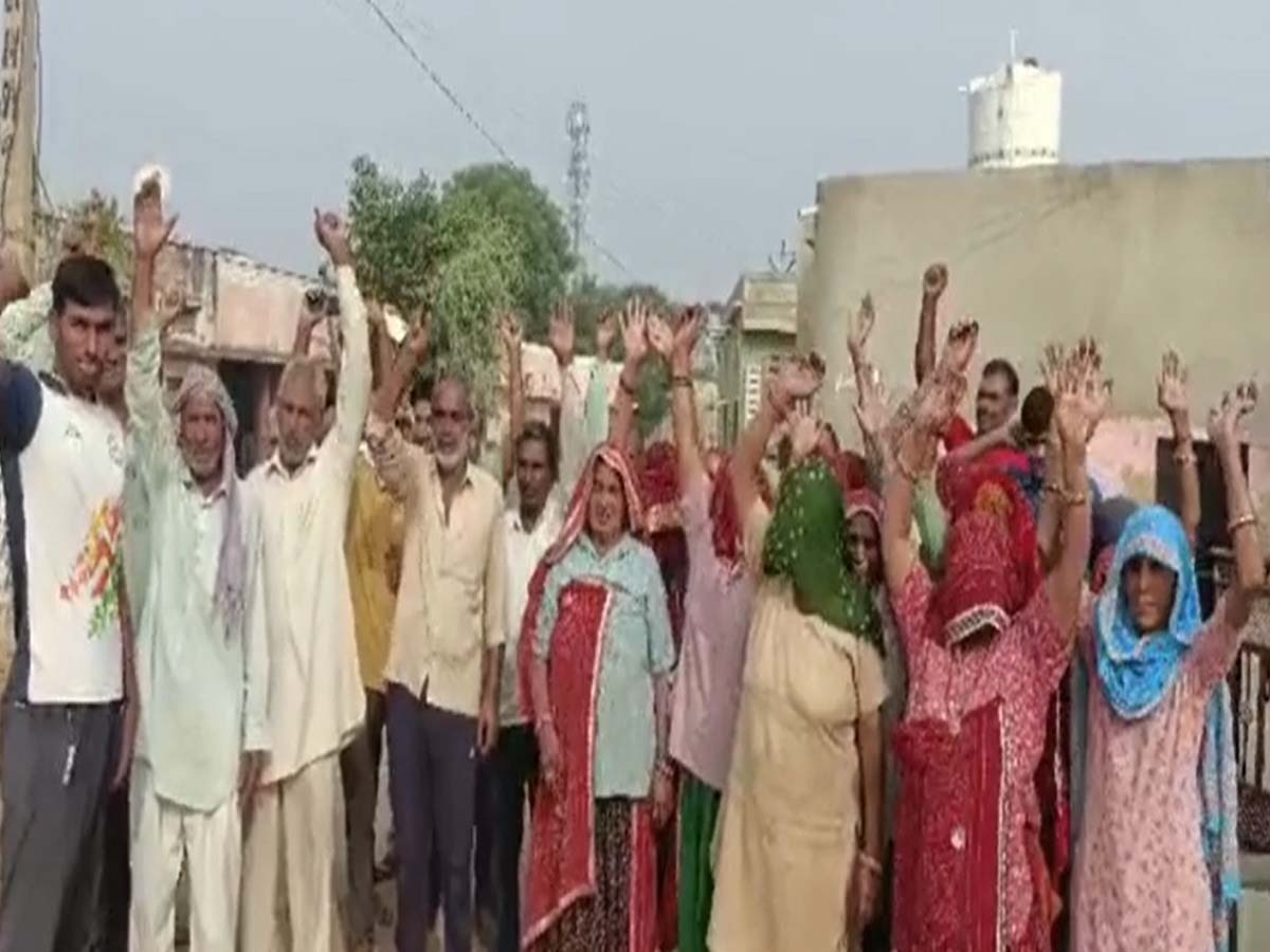 Rajasthan Chunav: झुंझुनूं के हुक्मा की ढाणी में वोटर्स की बगावत! प्रदर्शन कर कहा-नहीं डालेंगे इस बार वोट