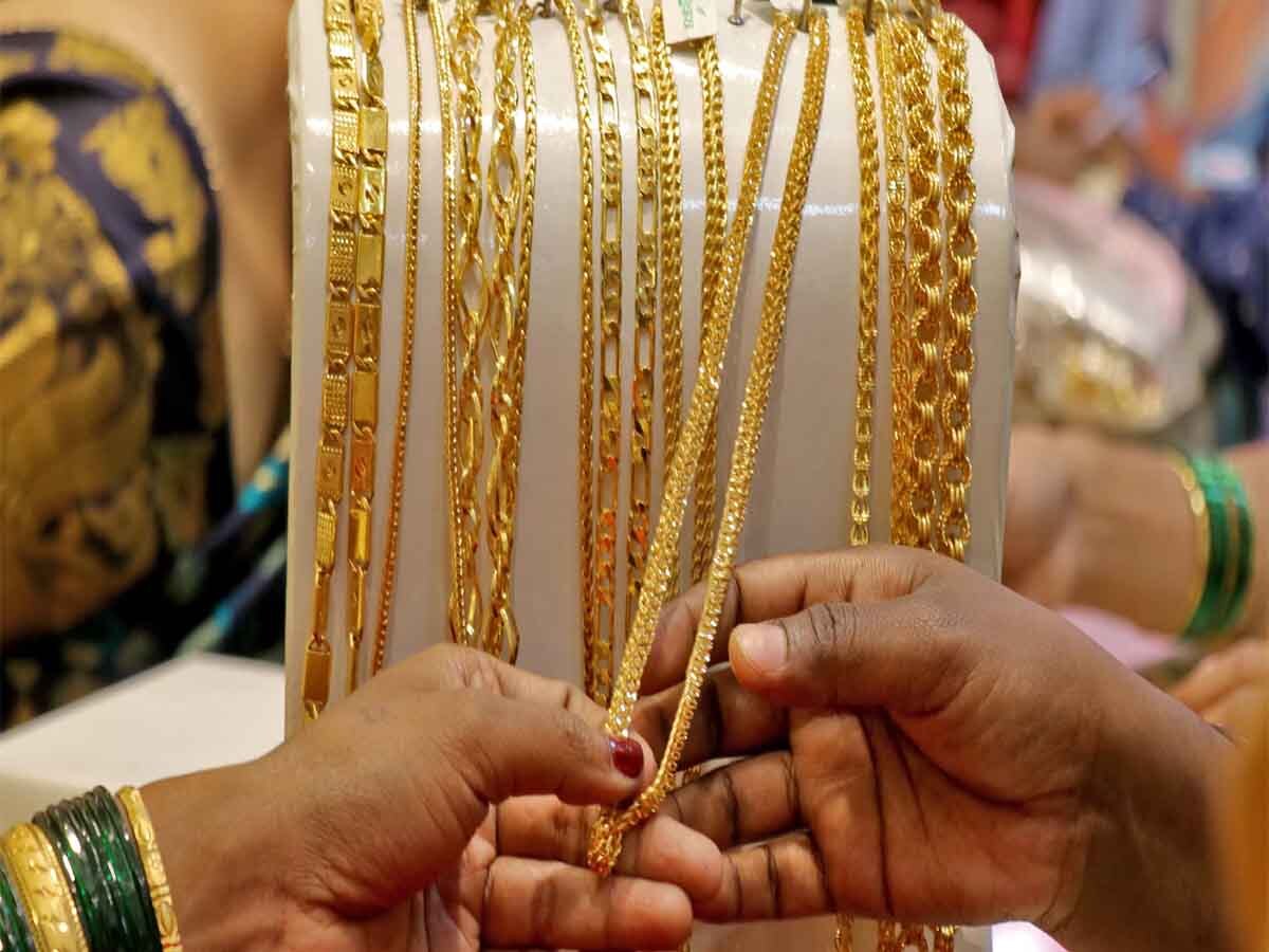 Gold Price Today: दिवाली से पहले गिरा सोने का भाव, सिर्फ इतने रुपये में मिल रहा 10 ग्राम सोना