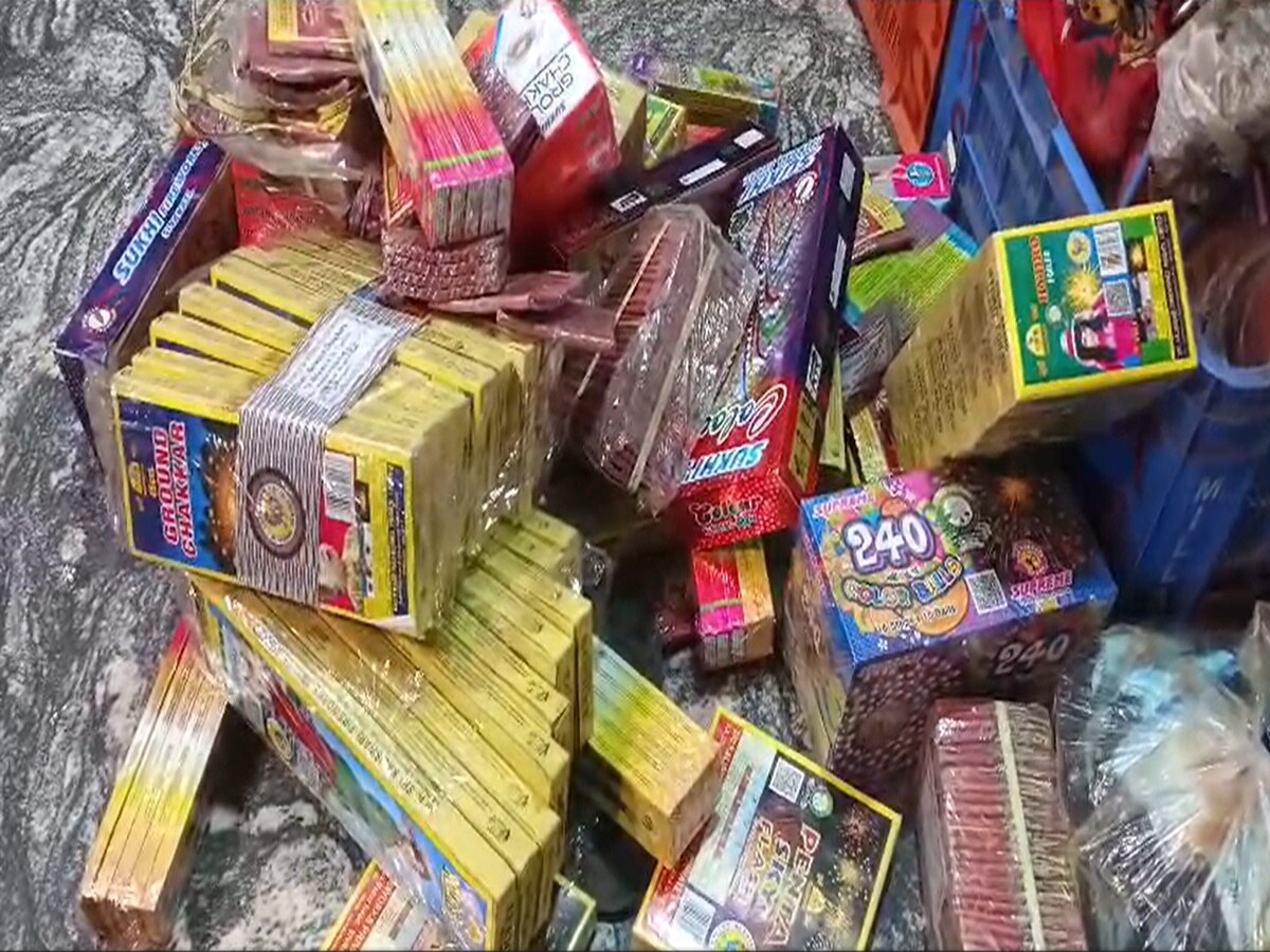 Lakhisarai News: लखीसराय में पटाखा दुकानदारों के खिलाफ छापेमारी, भारी मात्रा में प्रतिबंधित पटाखे बरामद