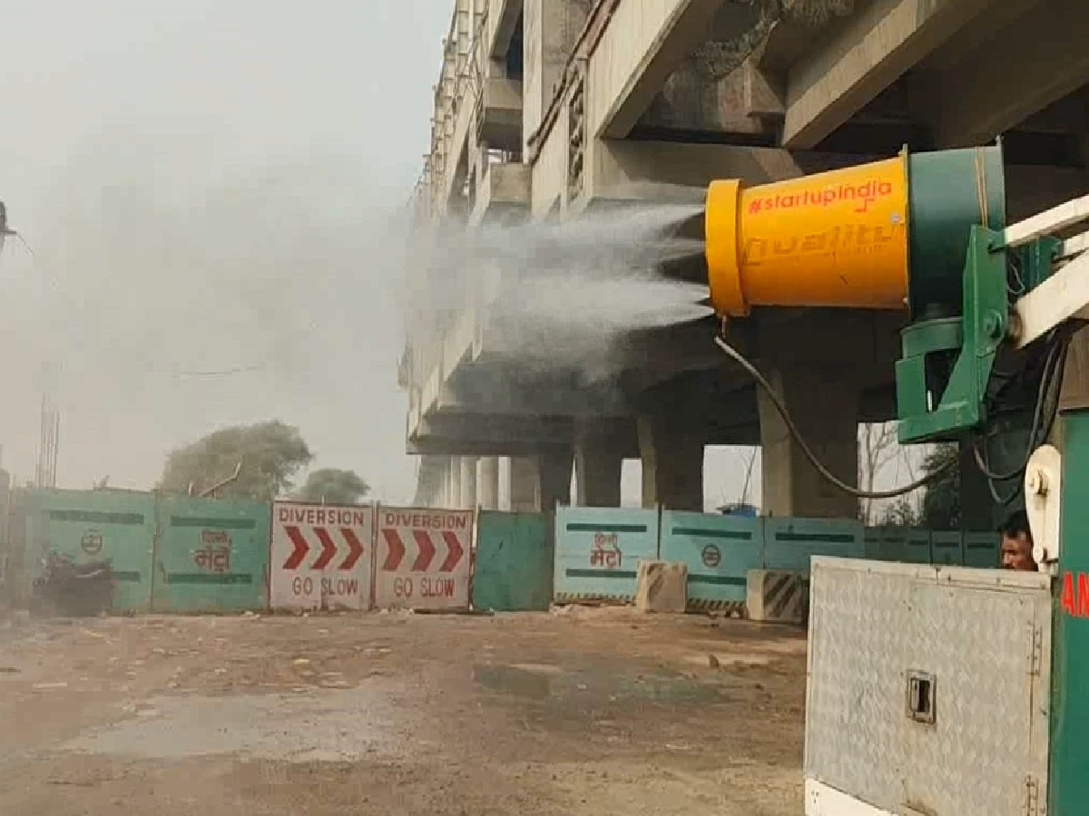 Delhi News: प्रदूषण कम करने के लिए AAP सराकर की एक और कोशिश, वाटर कैनन से सड़कों पर हो रहा छिड़काव 