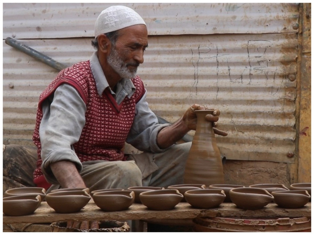  दशकों से दिवाली के दीये बनाकर धार्मिक और सांप्रदायिक अँधेरे को मिटा रहा है मुस्लिम परिवार 