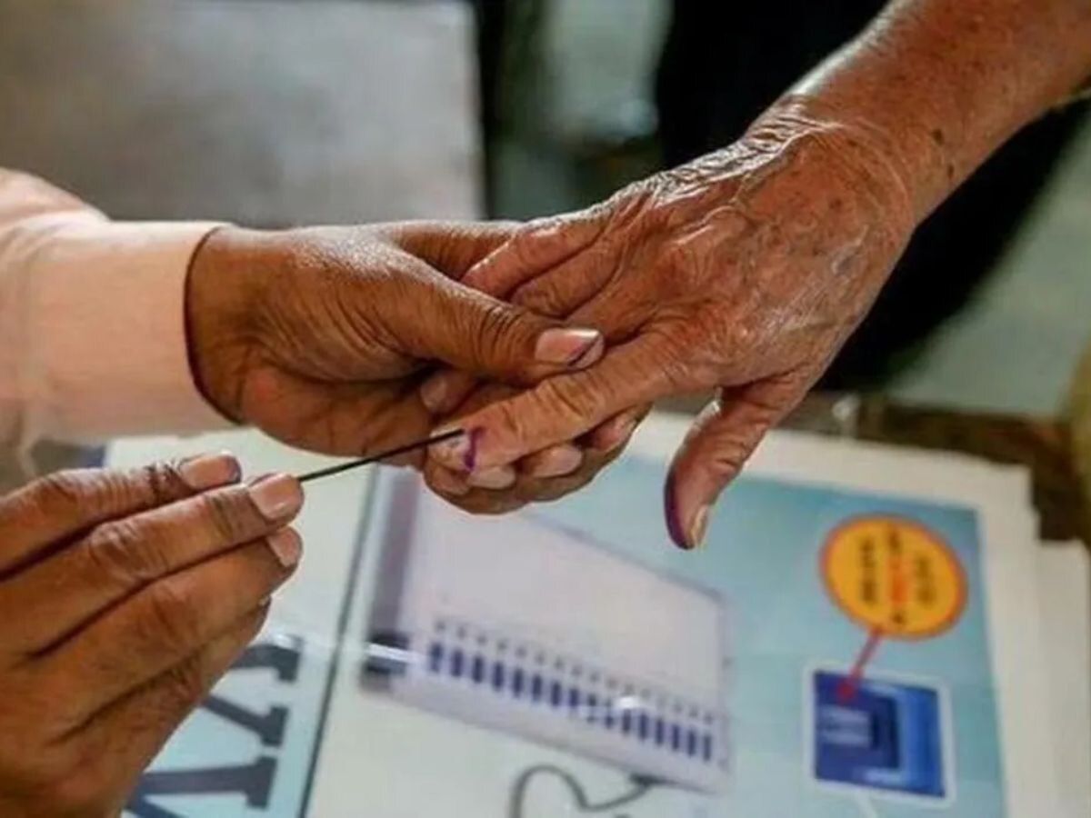 MP Election 2023: पहली बार घर बैठे वोटिंग की सुविधा, जानें चुनाव आयोग किसे दे रहा ये ऑफर 
