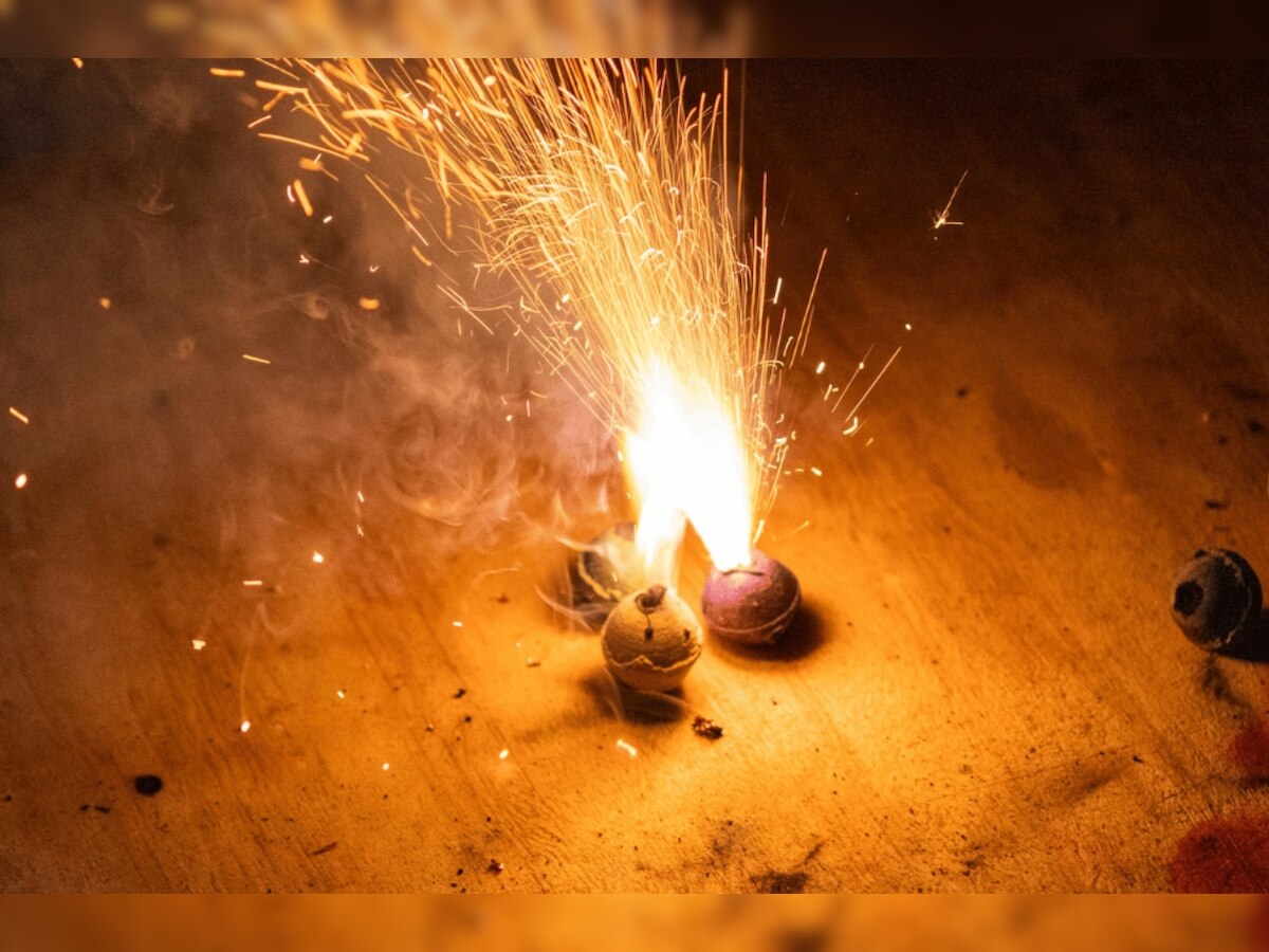 Firecrackers: हमीरपुर में निर्धारित स्थानों पर ही करें पटाखों की बिक्री: एसडीएम मनीश कुमार सोनी