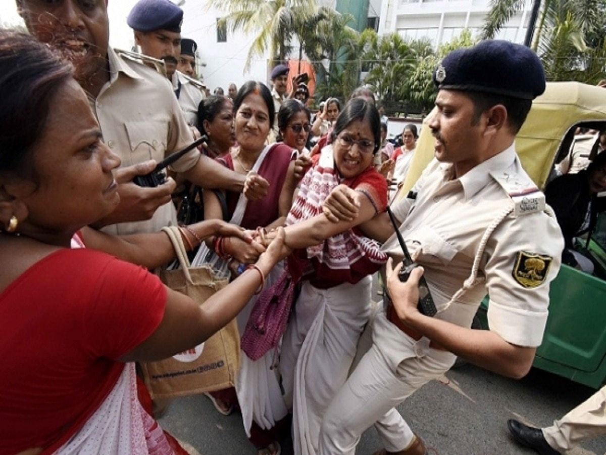 Bihar News : राजद कार्यालय के बाहर धरने पर बैठी आंगनबाड़ी सेविकाओं पर पुलिस ने किया बल प्रयोग