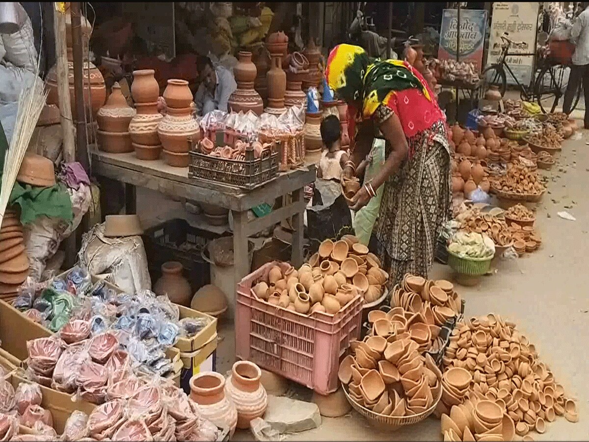 Delhi News: मिट्टी के दीये बनाने में जुटे कारीगर, कारीगरों को अच्छी बिक्री होने की उम्मीद