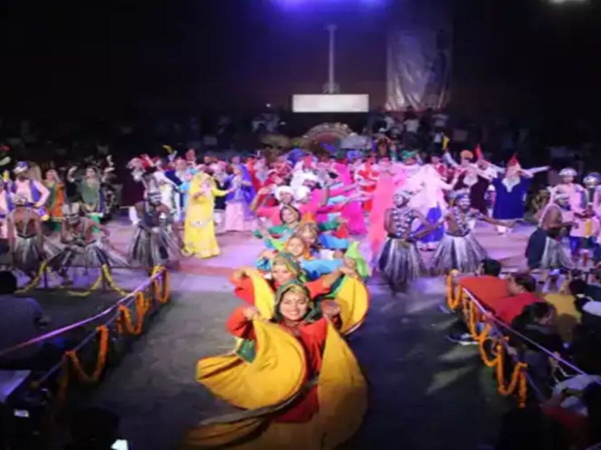  जयपुर- जवाहर कला केंन्द्र में  26वां लोकरंग महोत्सव, पारंपरिक वेश में कलाकारों ने निकाला शोभा यात्रा