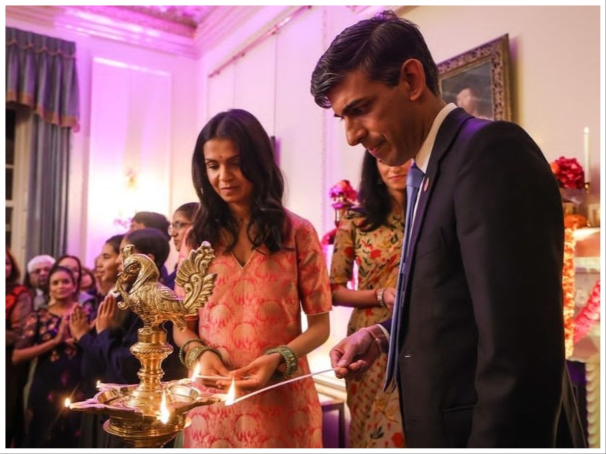 UK के PM आवास डाउनिंग स्ट्रीट में दिवाली; प्रधानमंत्री ऋषि सुनक ने ब्रिटेनवासियों को दी मुबारकबाद UK के PM आवास डाउनिंग स्ट्रीट में दिवाली; प्रधानमंत्री ऋषि सुनक ने ब्रिटेनवासियों को दी मुबारकबाद
