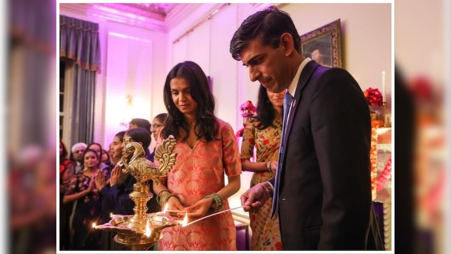 UK के PM आवास डाउनिंग स्ट्रीट में दिवाली; प्रधानमंत्री ऋषि सुनक ने ब्रिटेनवासियों को दी मुबारकबाद 