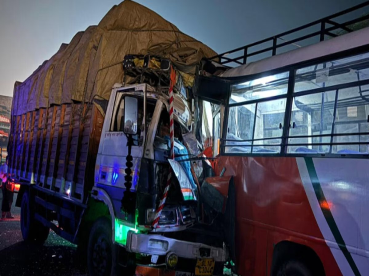 Gorakhpur Accident: गोरखपुर में भयानक सड़क हादसा, 6 लोगों की मौत Gorakhpur Accident: गोरखपुर में भयानक सड़क हादसा, 6 लोगों की मौत