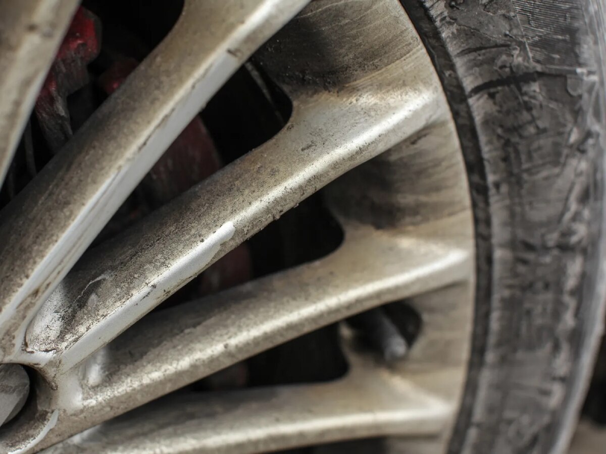 Why does black dust accumulate on alloy wheels during long drives । लॉन्ग ड्राइव के दौरान अलॉय