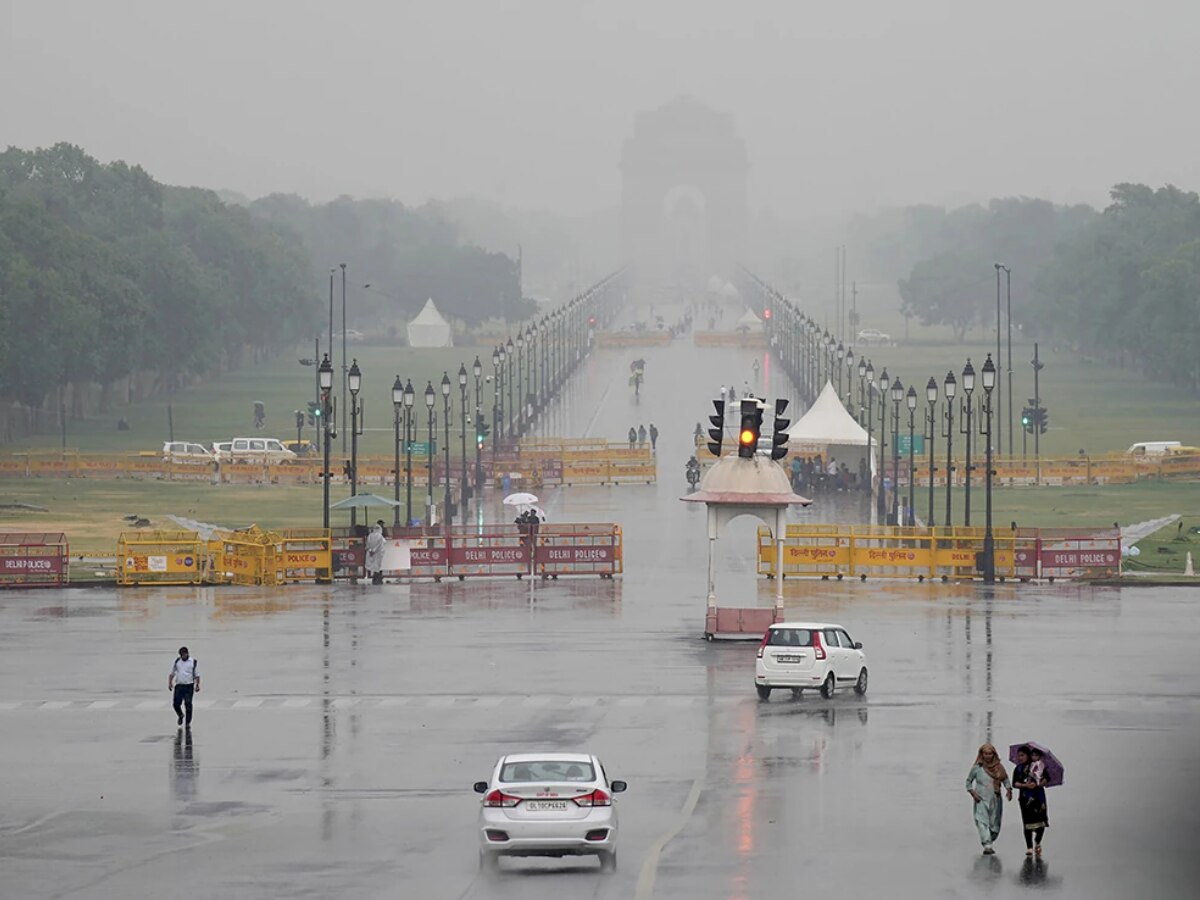 Delhi Rain: राजधानी में लंबे समय के बाद प्रदूषण से मिली राहत, जानें आने वाले सप्ताह में कब होगी बारिश और कब आएगी ठंड