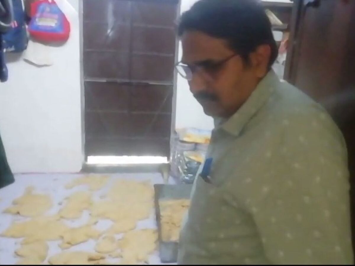  अजमेर- खाद्य सुरक्षा विभाग की टीम ने तिलपट्टी की दुकान पर की कार्रवाई, 400 किलो पुराना माल किया नष्ट