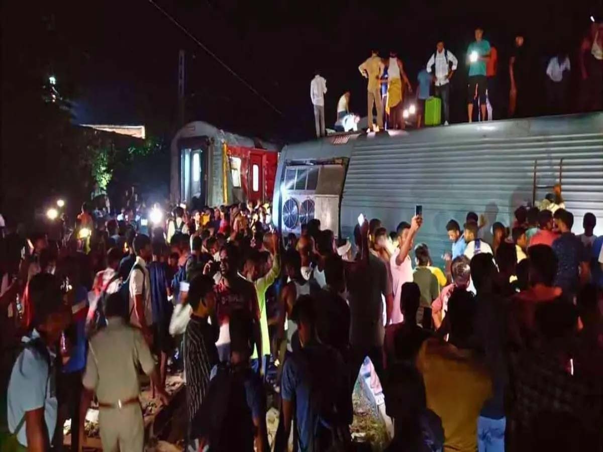 सूरत रेलवे स्टेशन पर मची भगदड़ , एक की मौत और चार पैसेंजर बेहोश 