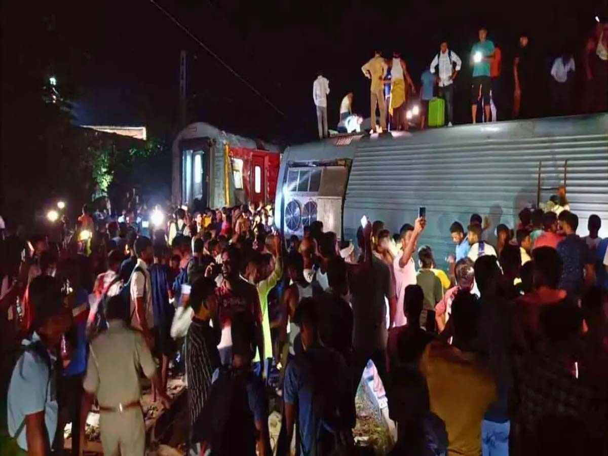 सूरत रेलवे स्टेशन पर मची भगदड़ , एक की मौत और चार पैसेंजर बेहोश सूरत रेलवे स्टेशन पर मची भगदड़ , एक की मौत और चार पैसेंजर बेहोश