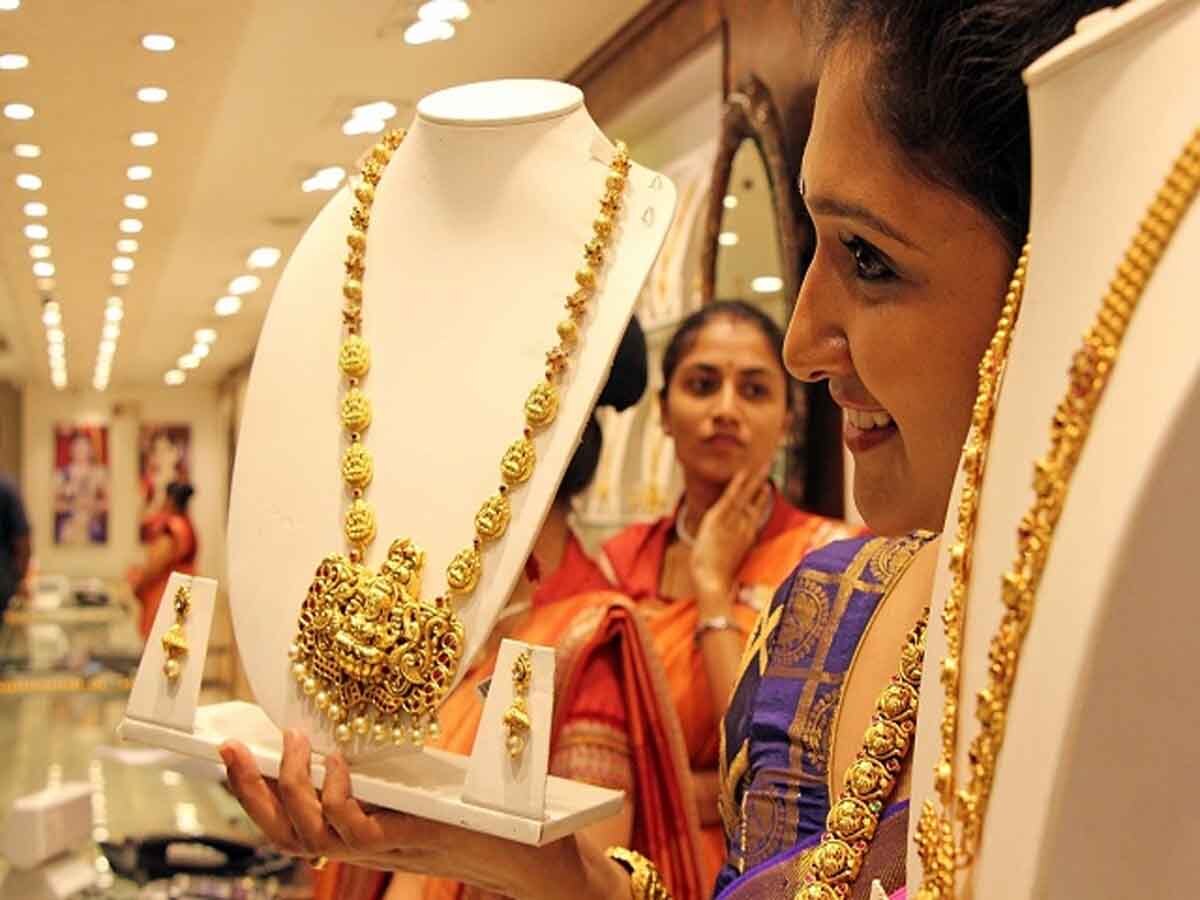Gold Price Today: दिवाली पर सस्ता हुआ सोना और चांदी, आज ही इतने रुपये में खरीदें 10 ग्राम सोना