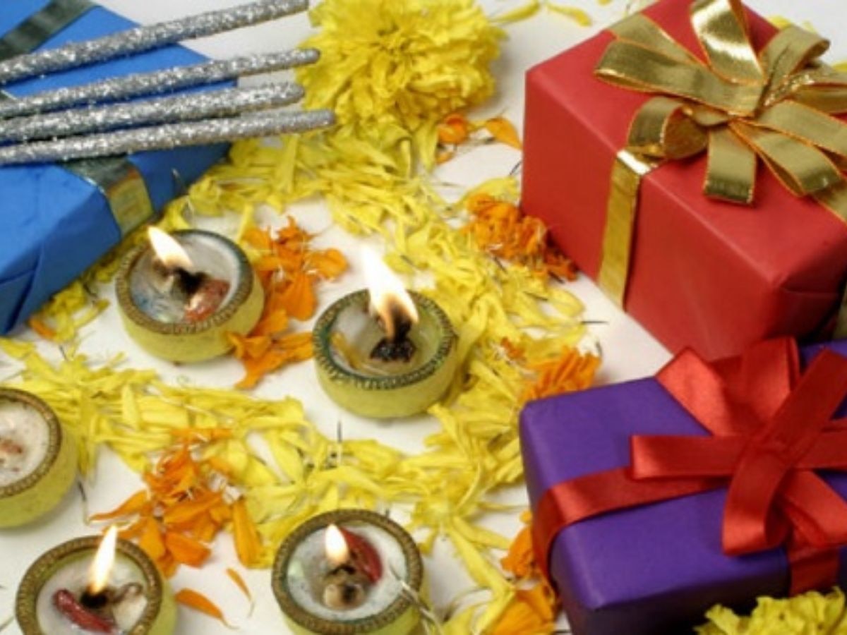 Diwali Gift Ideas: अपनों को देना है दिवाली गिफ्ट, 500 रुपये में बाजार में मिल रहे ये Gift 