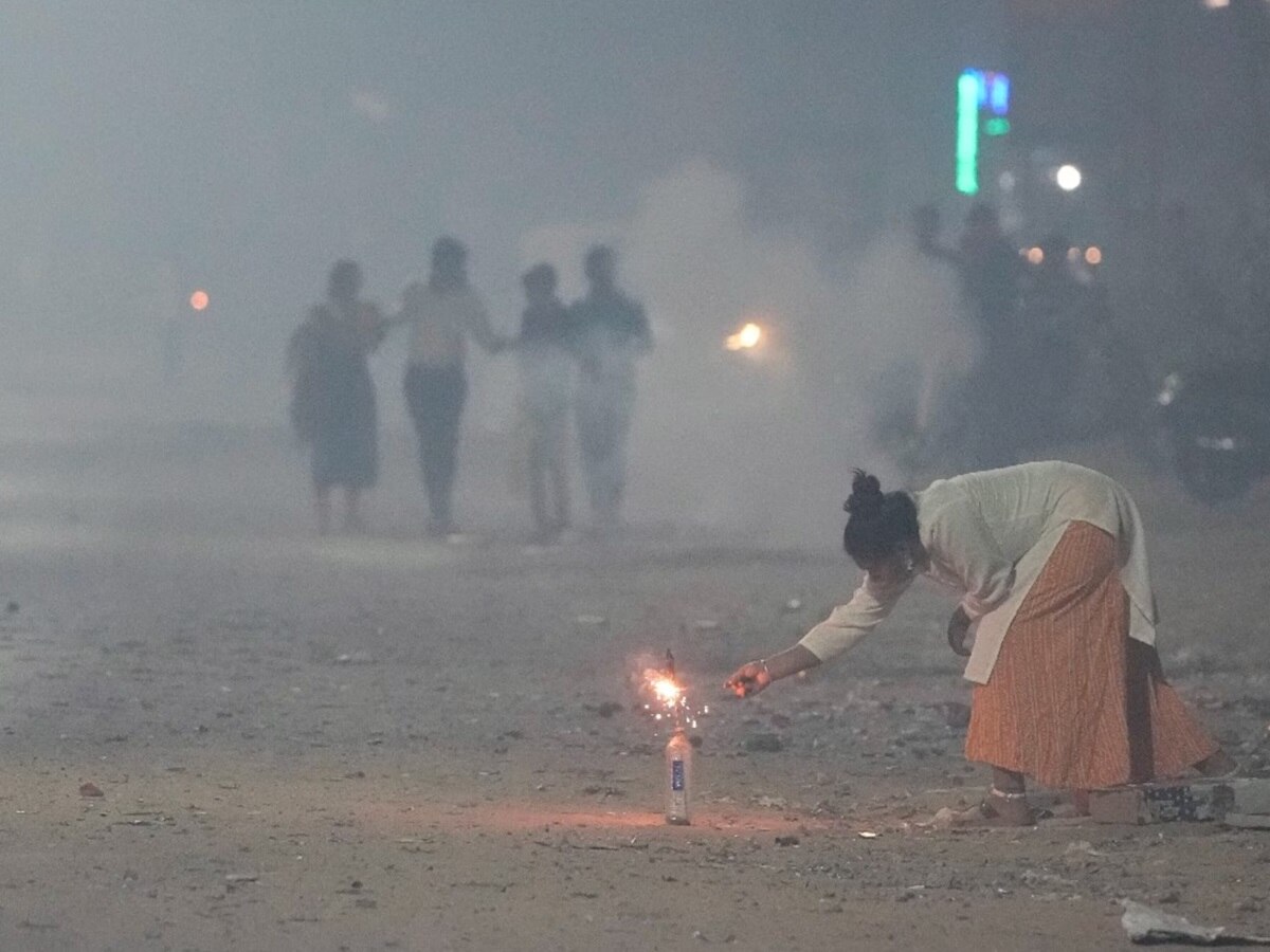 भगवान ने सुनी, इंसान ने नहीं! रातभर पटाखों से गूंजती रही दिल्ली, बैन का आदेश हुआ धुआं-धुआं, जानें AQI