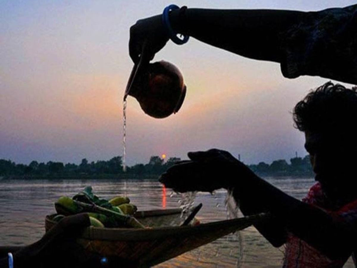 Chhath Puja 2023: दीपावली समाप्त होते ही छठ पूजा की तैयारी में जुटे लोग, अर्घ्य देने वाले सूप की बढ़ी मांग  