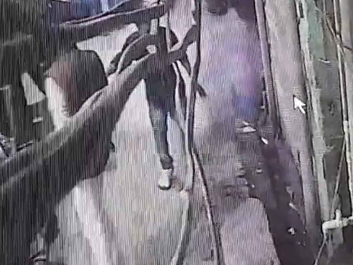 Ghaziabad News: पड़ोसी के जिस्म पर फोड़ दिया पटाखे वाला बम; अफजल अंसारी की मौत, आरोपी फरार Ghaziabad News: पड़ोसी के जिस्म पर फोड़ दिया पटाखे वाला बम; अफजल अंसारी की मौत, आरोपी फरार