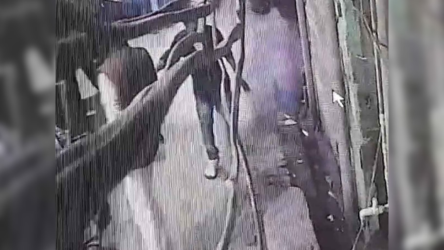 Ghaziabad News: पड़ोसी के जिस्म पर फोड़ दिया पटाखे वाला बम; अफजल अंसारी की मौत, आरोपी फरार